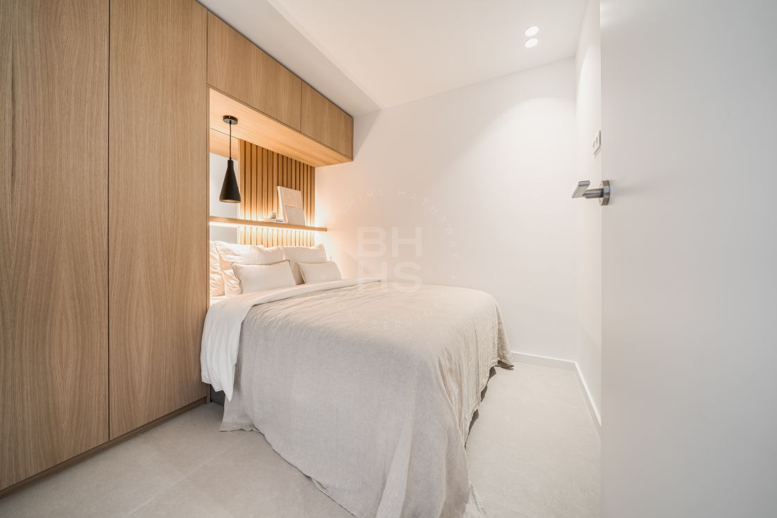 Spacious fully renovated apartment with sea views in Los Belvederes, Nueva Andalucía