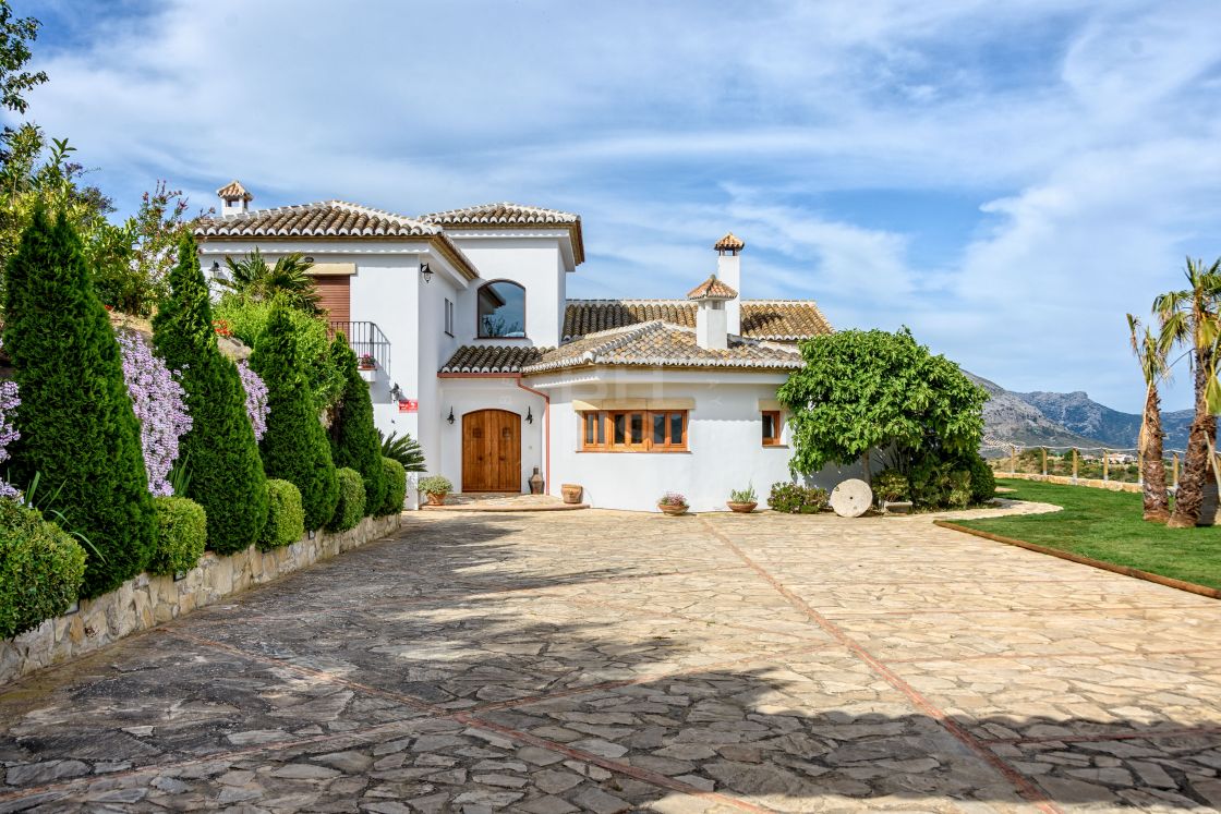 Spectacular estate with breathtaking panoramic country views in Antequera