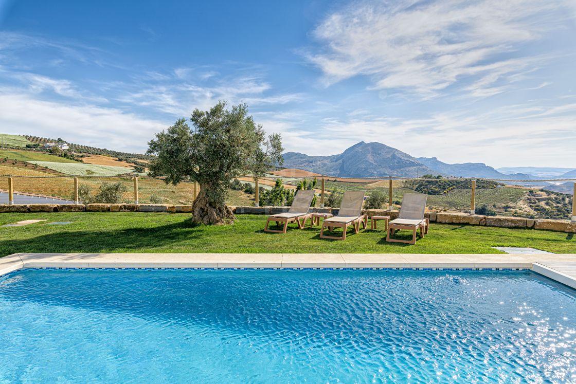 Spectacular estate with breathtaking panoramic country views in Antequera