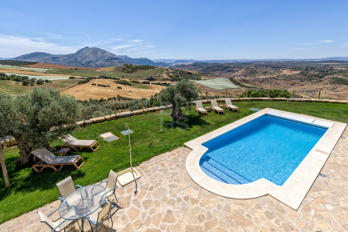 Spectacular estate with breathtaking panoramic country views in Antequera