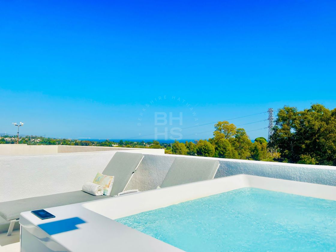 Bright corner townhouse with sea and mountain views in Brisas del Sur, in the Golf Valley