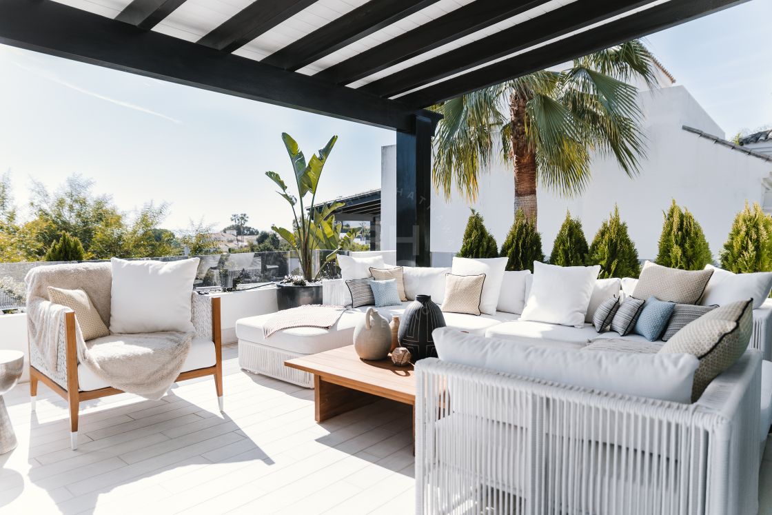 Exquisite villa with sea views and an extensive private plot in Lomas de Magna Marbella