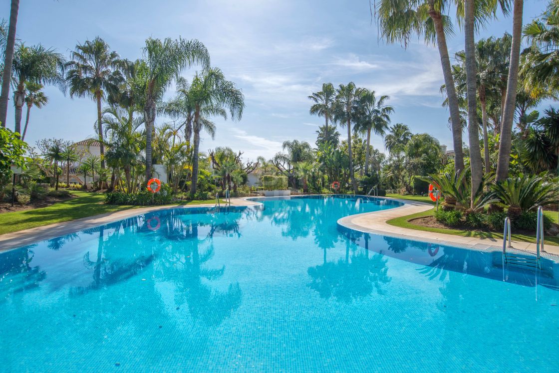 Exquisite villa with sea views and an extensive private plot in Lomas de Magna Marbella