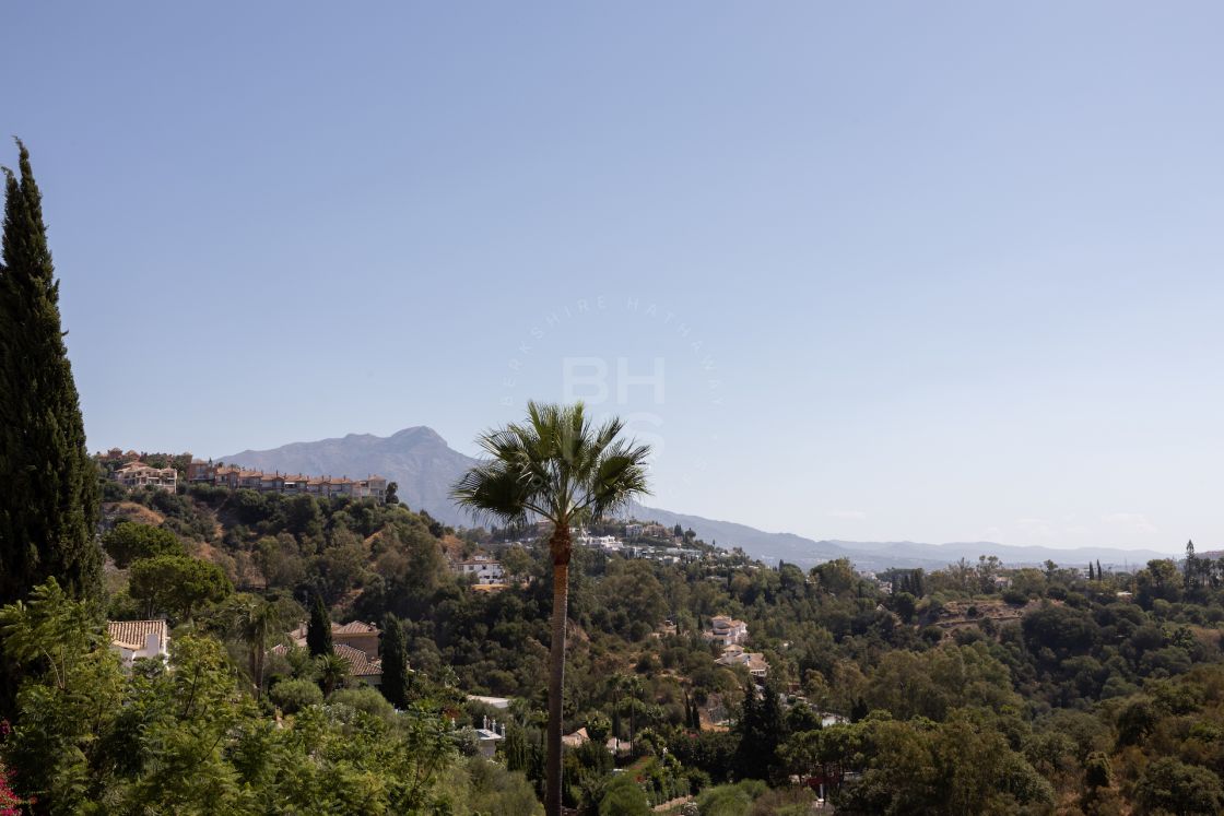 Lovely south east facing apartment with la Concha views in Cumbres de Los Almendros - Benahavis