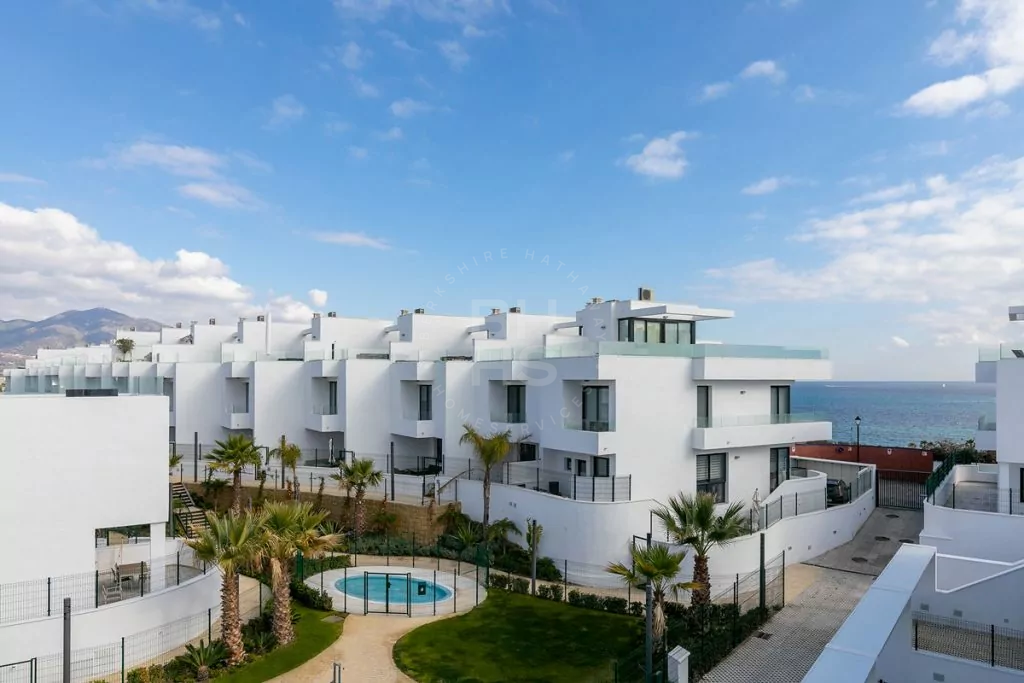Luxury townhouse with panoramic sea views in El Higueron