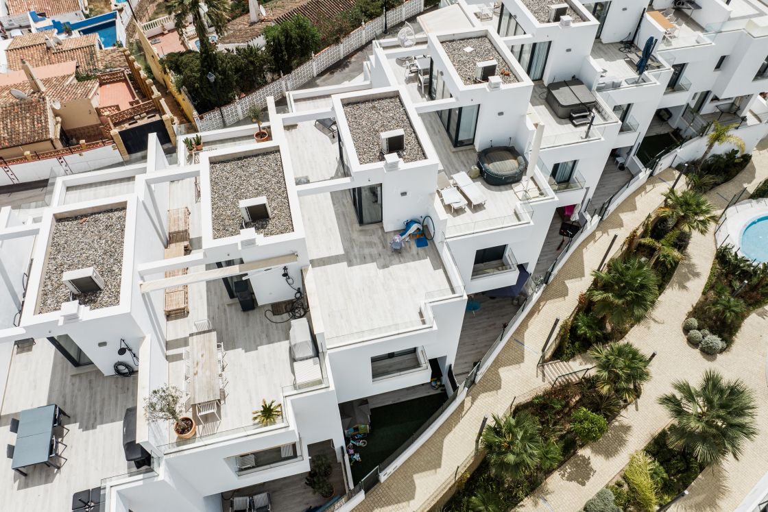 Large, modern townhouse with sea views located walking distance to the beach and amenities