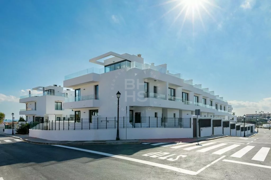 Large, modern townhouse with sea views located walking distance to the beach and amenities