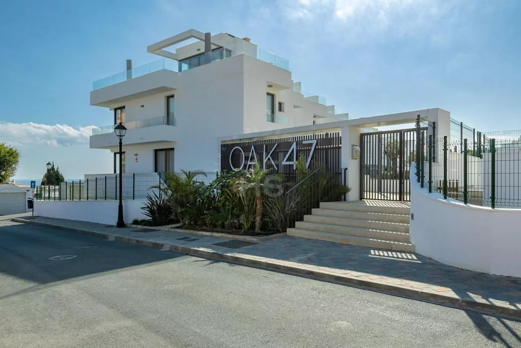 Large, modern townhouse with sea views located walking distance to the beach and amenities