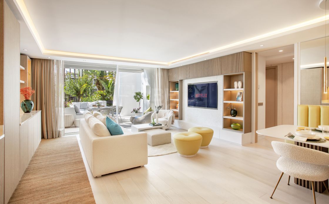 Stunning fully renovated ground-floor apartment in the heart of the exclusive beachfront complex of Marina Puente Romano, Marbella’s Golden Mile
