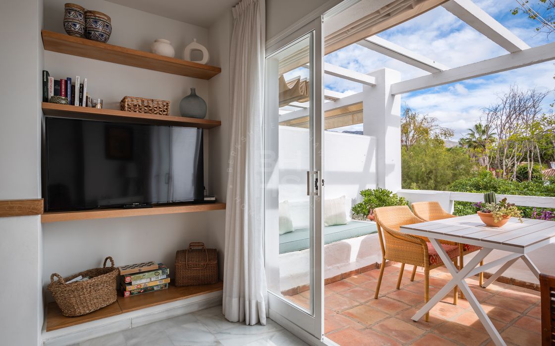 Traditional 2 bedroom apartment in peaceful community in Nagueles