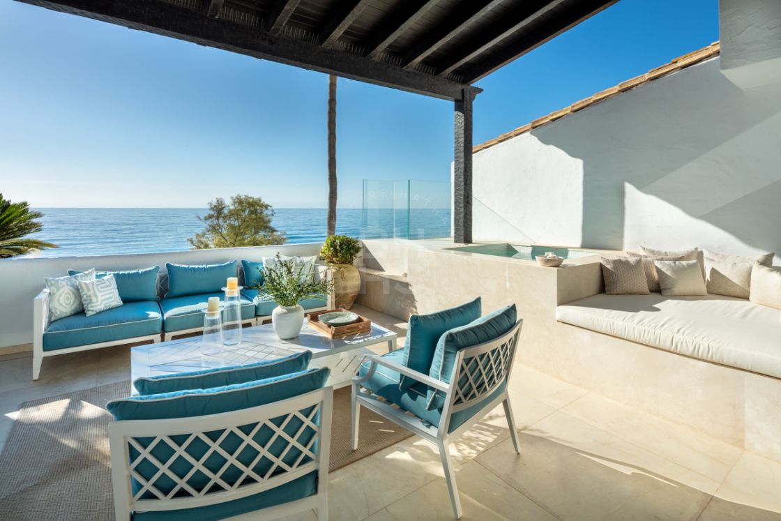 Elegant beachfront duplex penthouse in Marina de Puente Romano, on Marbella’s Golden Mile