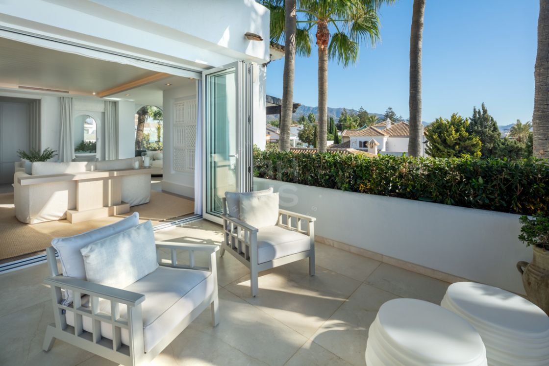Elegant beachfront duplex penthouse in Marina de Puente Romano, on Marbella’s Golden Mile