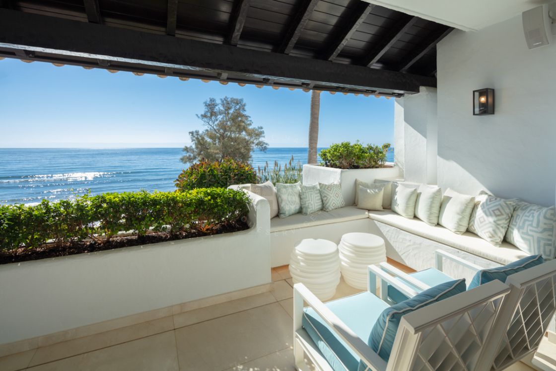 Elegant beachfront duplex penthouse in Marina de Puente Romano, on Marbella’s Golden Mile
