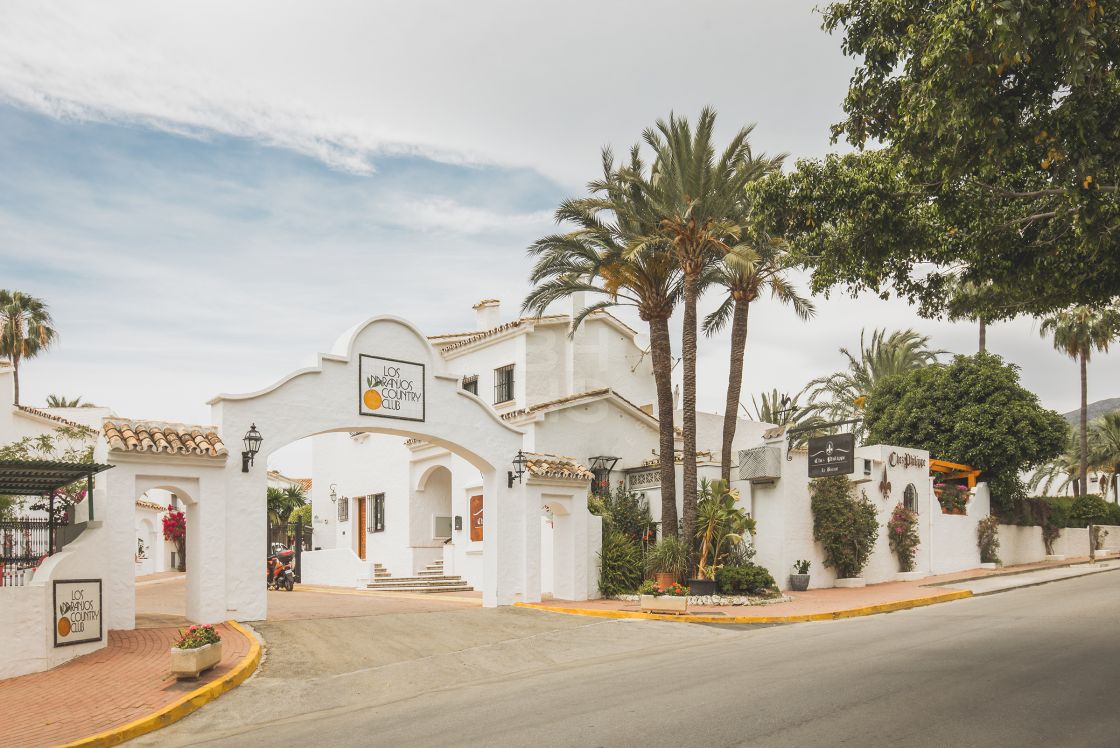 Fully renovated corner townhouse in 24h secured gated community Los Naranjos Country Club, Nueva Andalucia.