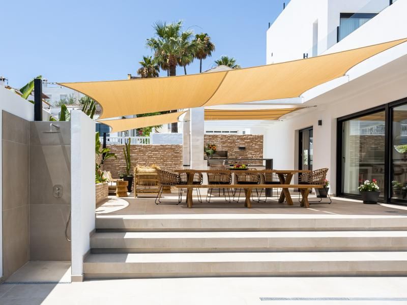 Villa contemporánea situada en la parte baja de Nueva Andalucía, a un paseo de Puerto Banús