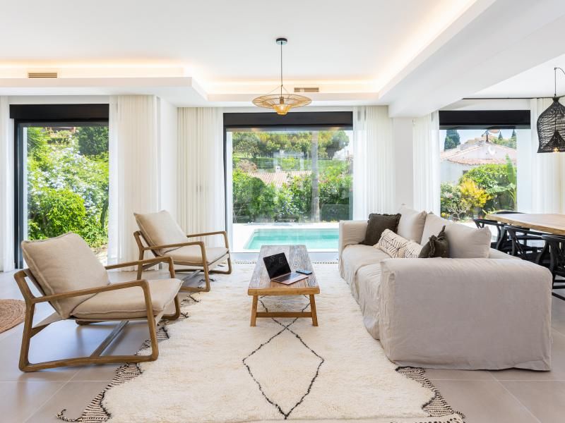 Villa contemporánea situada en la parte baja de Nueva Andalucía, a un paseo de Puerto Banús
