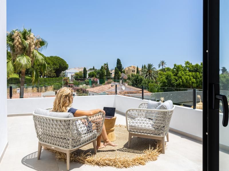 Villa contemporánea situada en la parte baja de Nueva Andalucía, a un paseo de Puerto Banús