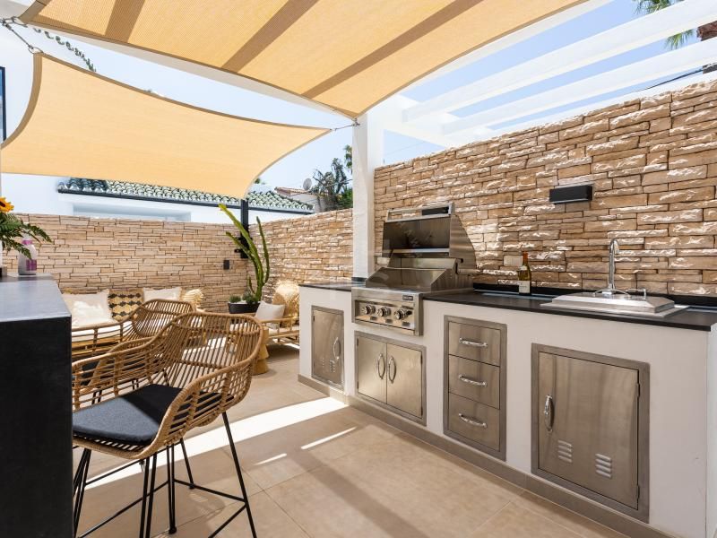 Villa contemporánea situada en la parte baja de Nueva Andalucía, a un paseo de Puerto Banús