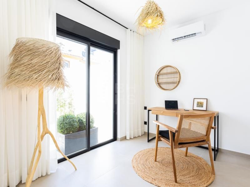 Villa contemporánea situada en la parte baja de Nueva Andalucía, a un paseo de Puerto Banús