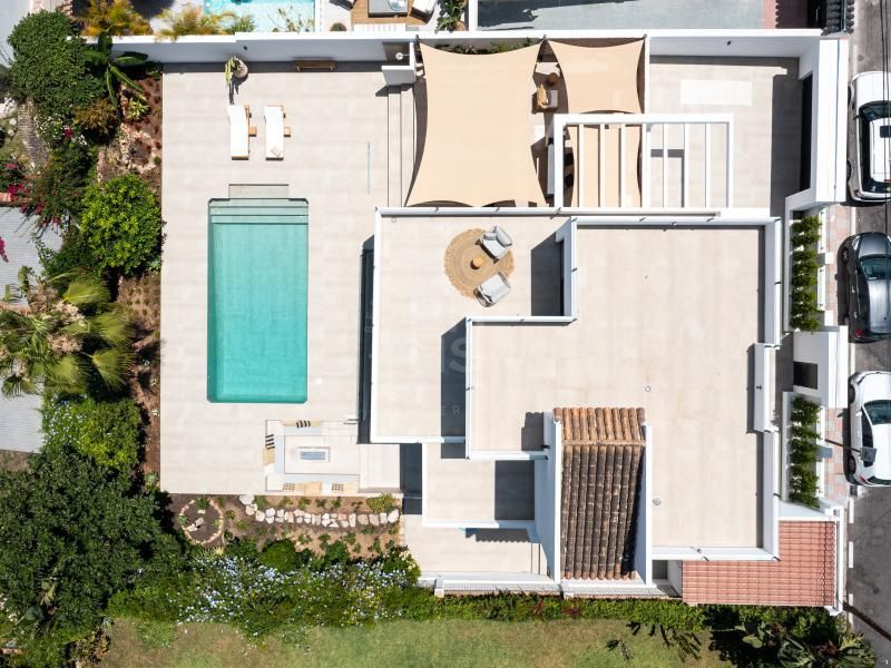 Villa contemporánea situada en la parte baja de Nueva Andalucía, a un paseo de Puerto Banús