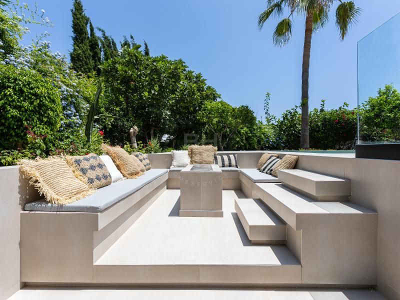 Villa contemporánea situada en la parte baja de Nueva Andalucía, a un paseo de Puerto Banús