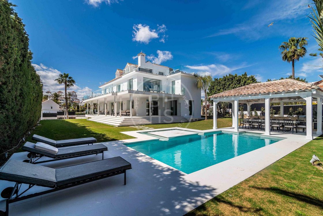 Modern front line golf villa with Andalusian touches in Nueva Andalucía