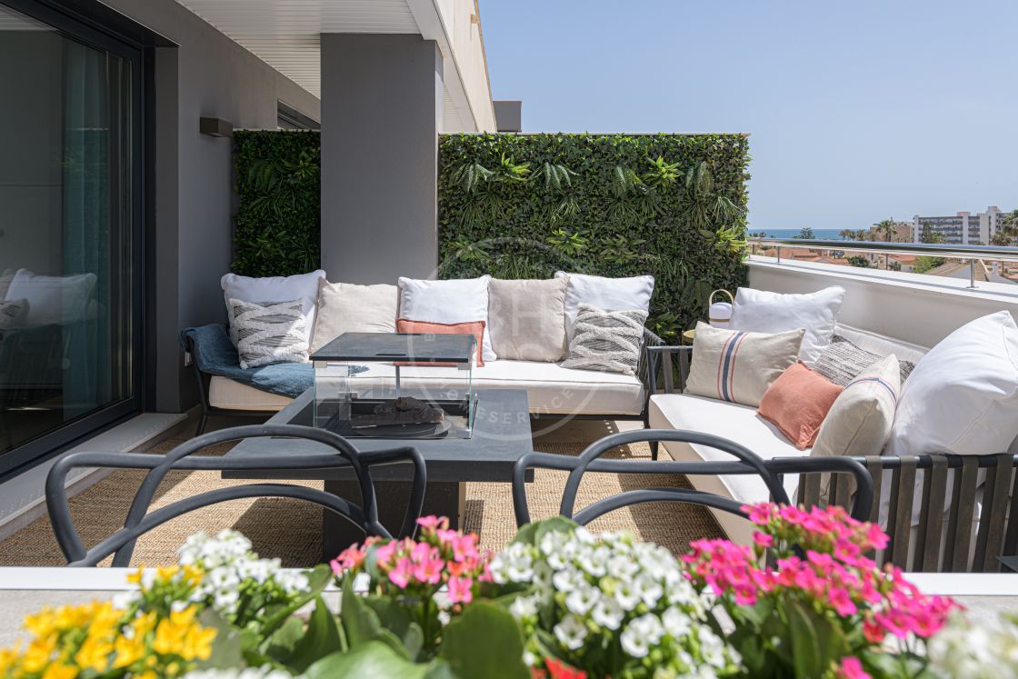 State-of-the-art 4-bedroom duplex penthouse in a modern off-plan complex next to the sea in Torremolinos