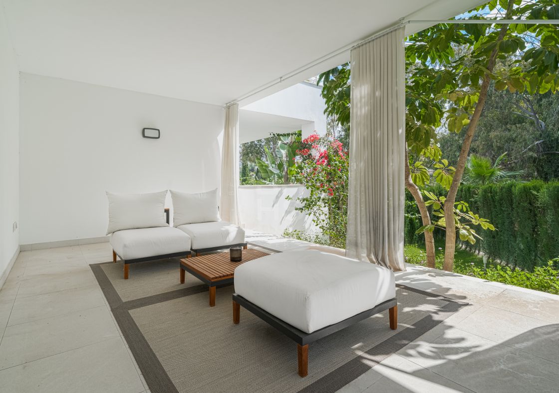 Modern garden apartment in Nazules, a recently built residential complex in Altos de Puente Romano, on Marbella’s Golden Mile