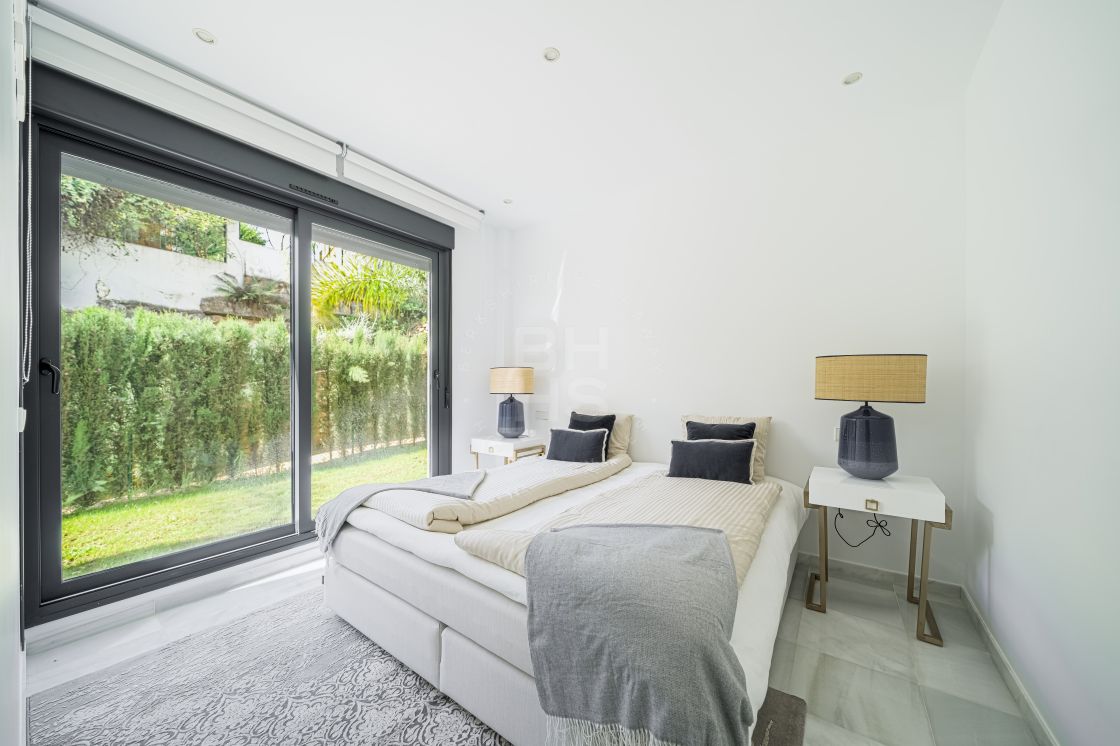 Modern garden apartment in Nazules, a recently built residential complex in Altos de Puente Romano, on Marbella’s Golden Mile