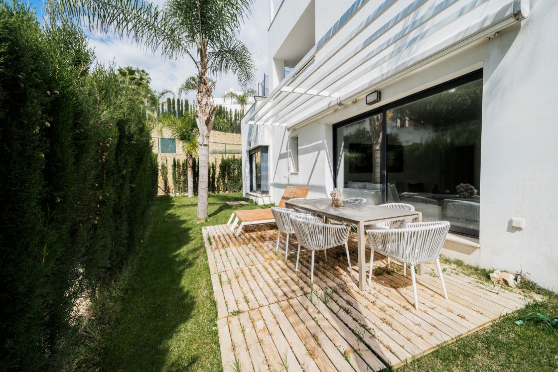 Modern garden apartment in Nazules, a recently built residential complex in Altos de Puente Romano, on Marbella’s Golden Mile