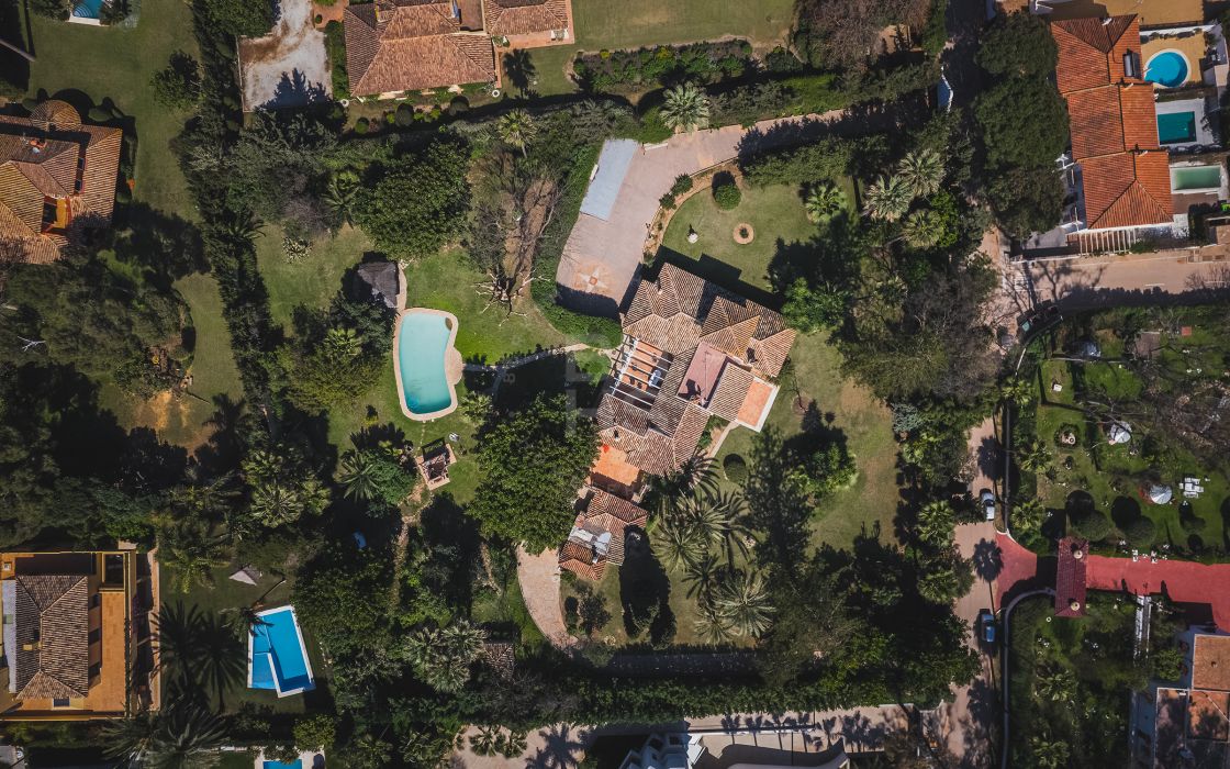 Unique investment opportunity! Extensive plot located just a few metres to the beach in Guadalmina Baja, San Pedro de Alcántara