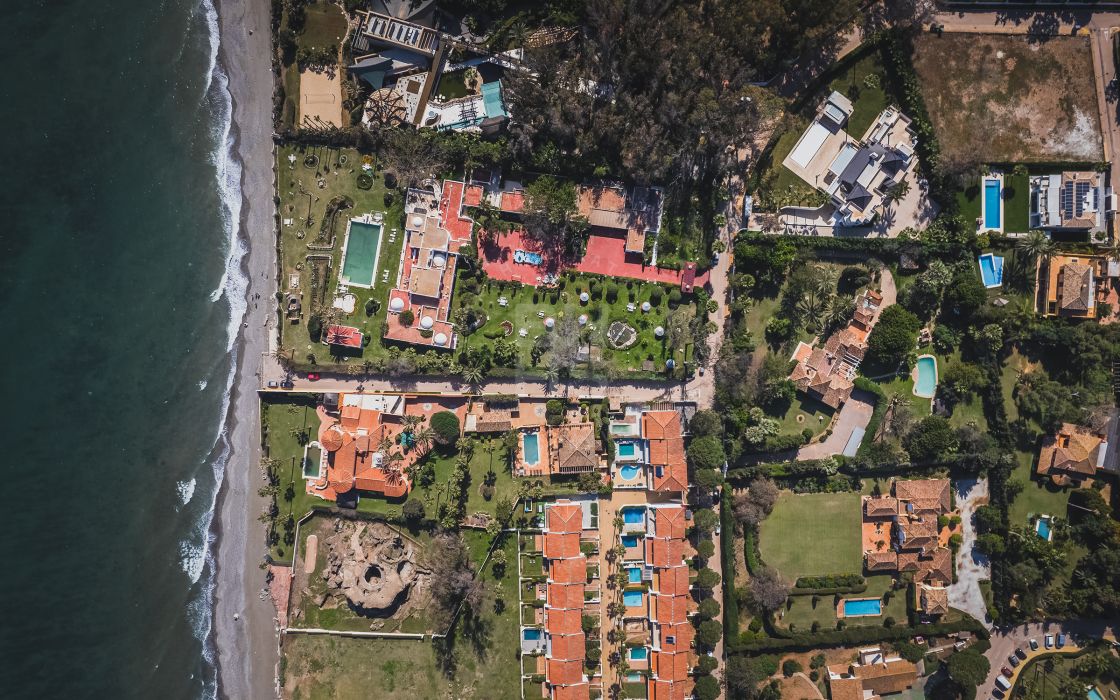 Unique investment opportunity! Extensive plot located just a few metres to the beach in Guadalmina Baja, San Pedro de Alcántara