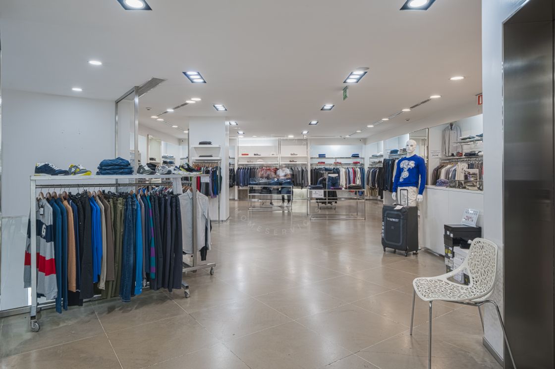 Commercial premises situated in a privileged shopping location in front of El Corte Inglés in Puerto Banús