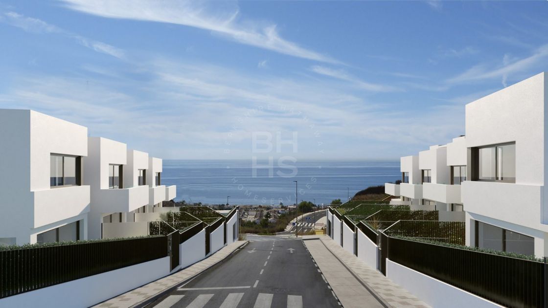 Modern townhouse in an off-plan complex of 9 units situated only 5 minutes’ to the beach in Rincón de La Victoria, Málaga