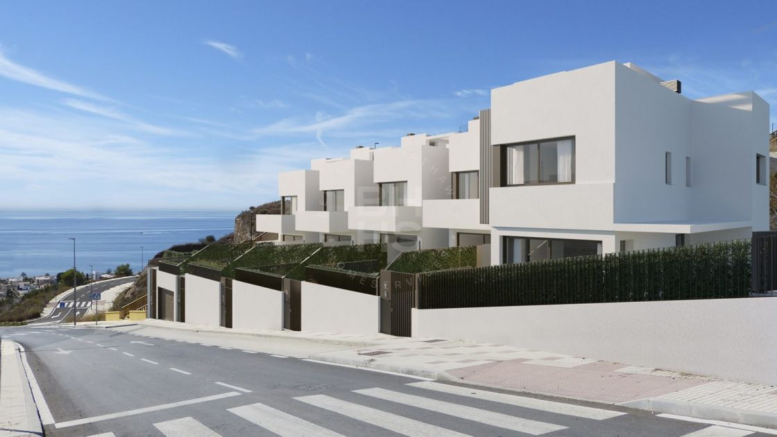Modern townhouse in an off-plan complex of 9 units situated only 5 minutes’ to the beach in Rincón de La Victoria, Málaga