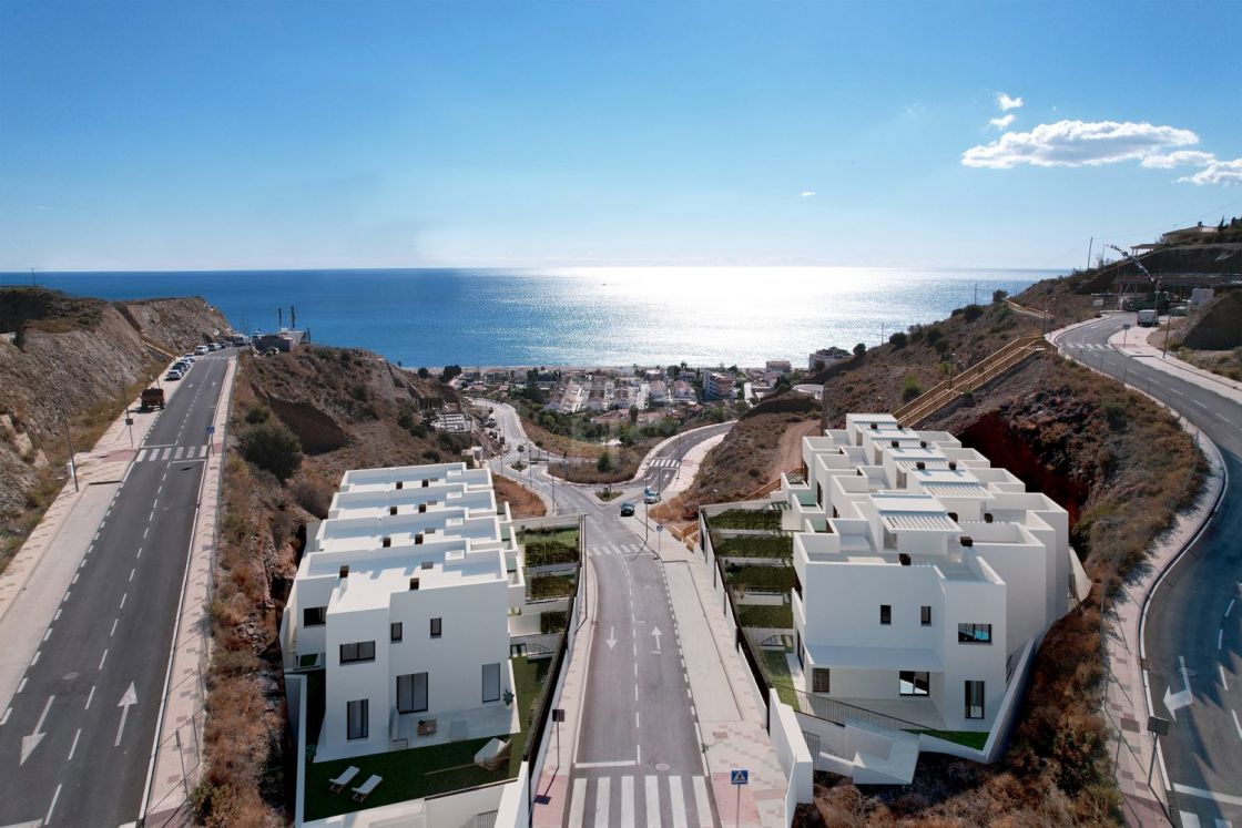 Modern townhouse in an off-plan complex of 9 units situated only 5 minutes’ to the beach in Rincón de La Victoria, Málaga