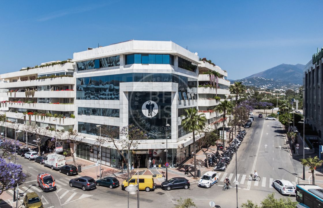 Whole parking floor situated in a privileged shopping location with direct access to El Corte Inglés in Puerto Banús