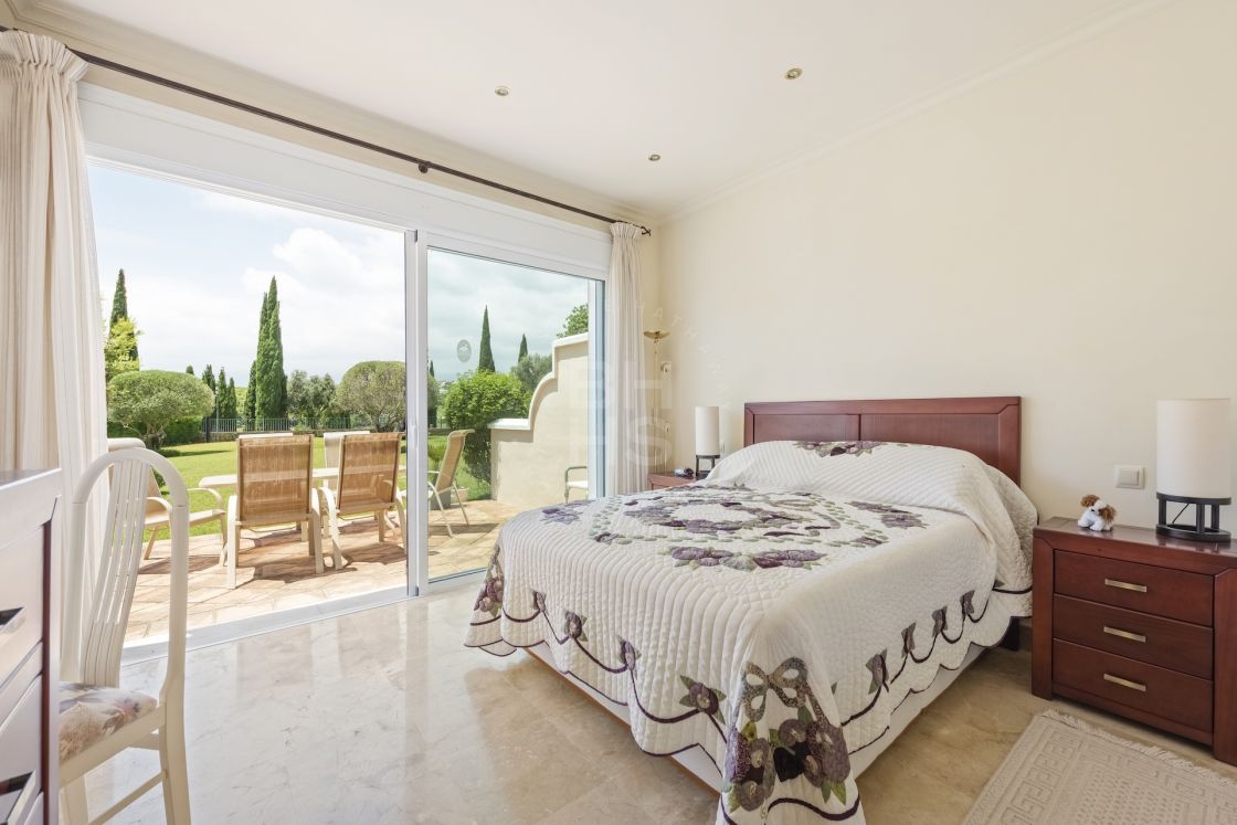 Frontline golf apartment with direct access to the beautiful grounds within the elegant El Lago de Los Flamingos.