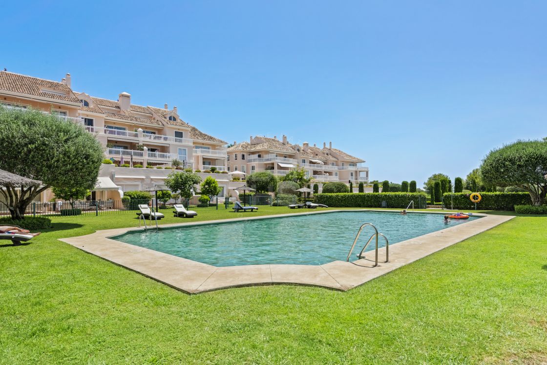 Frontline golf apartment with direct access to the beautiful grounds within the elegant El Lago de Los Flamingos.