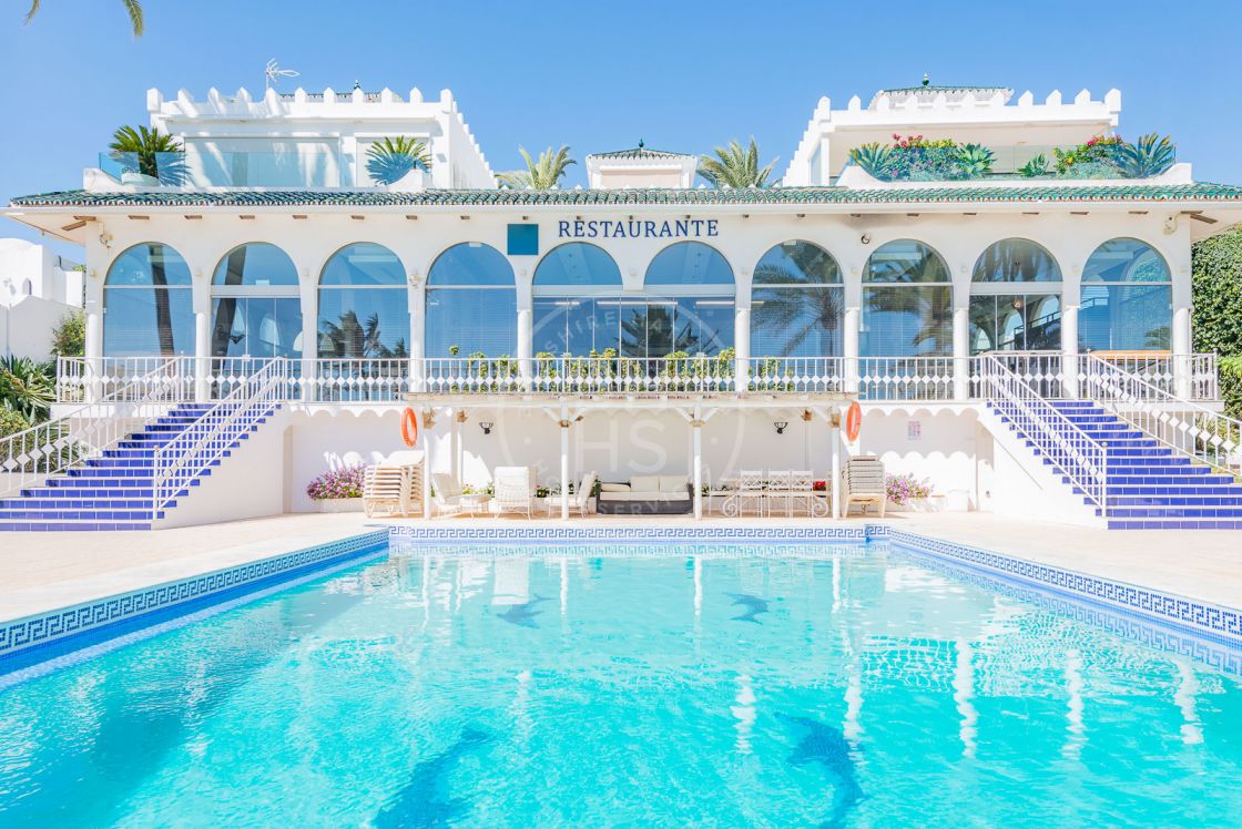 One-level townhouse with solarium in Oasis Club, a beachfront complex on Marbella’s Golden Mile