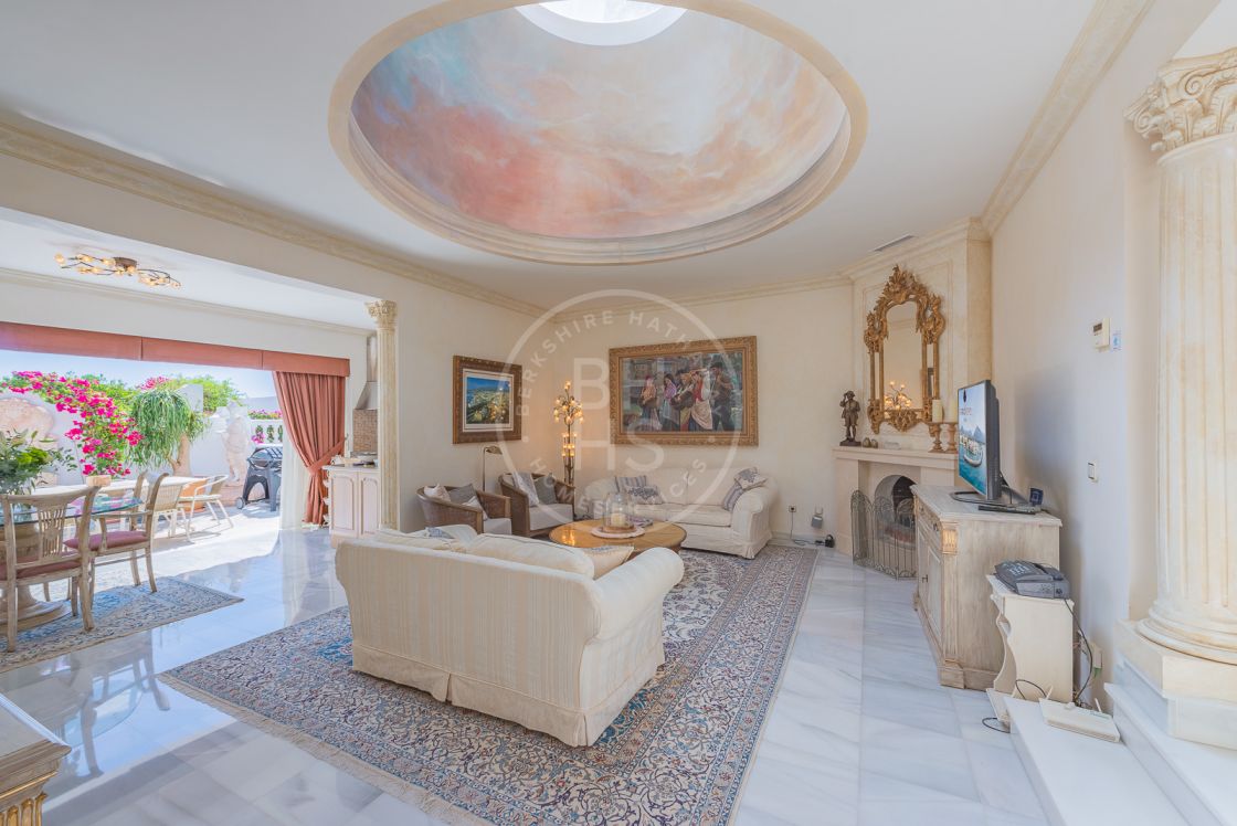 One-level townhouse with solarium in Oasis Club, a beachfront complex on Marbella’s Golden Mile