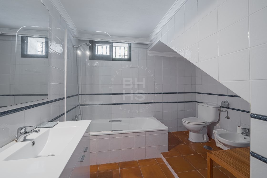 Elegant family villa with separate apartment in La Carolina, Marbella's Golden Mile