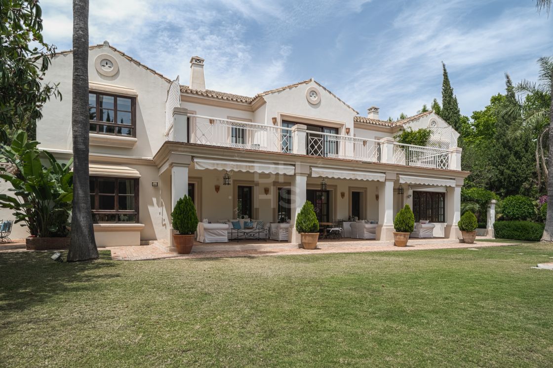 Elegant family villa with separate apartment in La Carolina, Marbella's Golden Mile