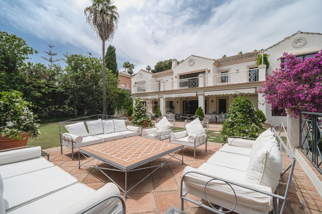 Ultra-modern beachside villa in an idyllic location on the Golden Mile