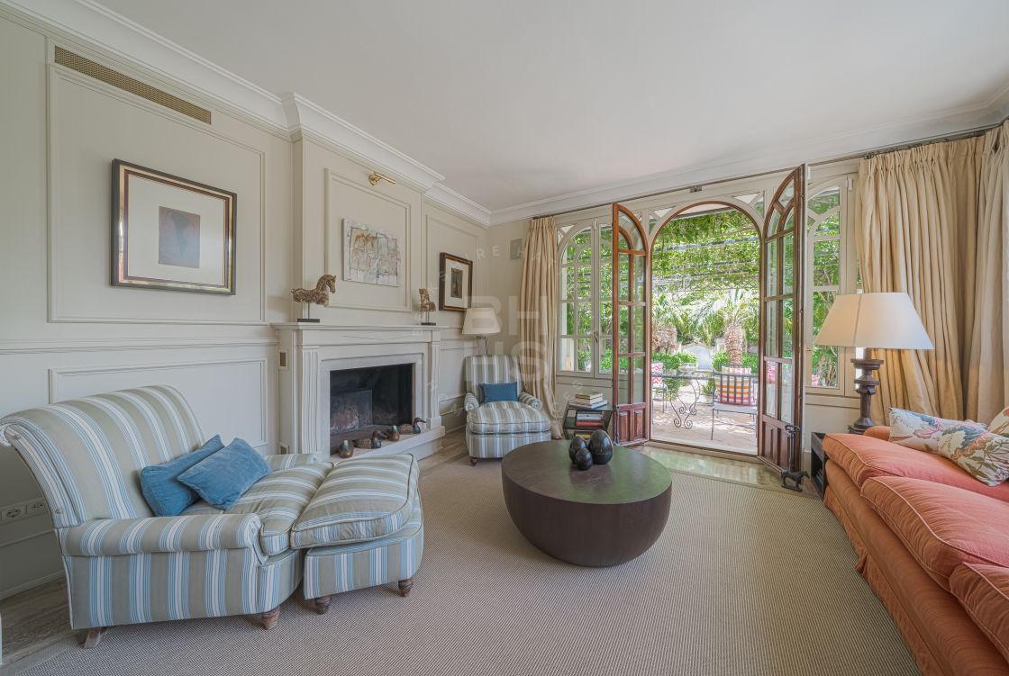 Elegant family villa with separate apartment in La Carolina, Marbella's Golden Mile