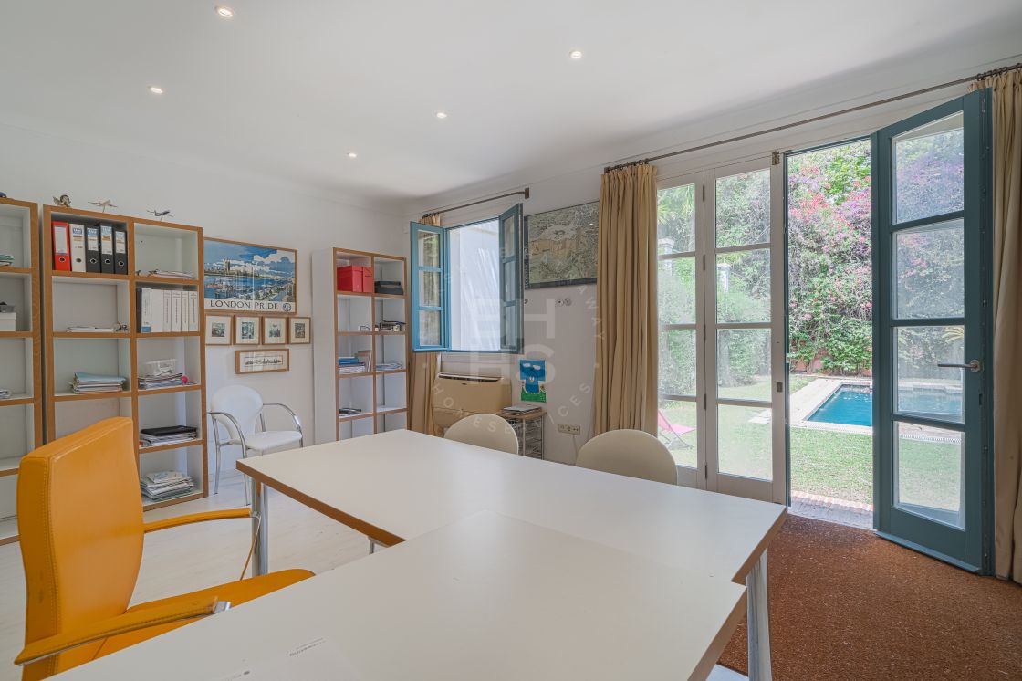 Elegant family villa with separate apartment in La Carolina, Marbella's Golden Mile