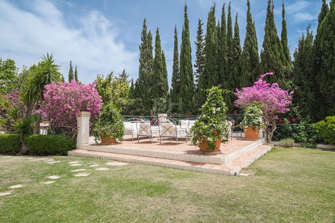 Elegant family villa with separate apartment in La Carolina, Marbella's Golden Mile