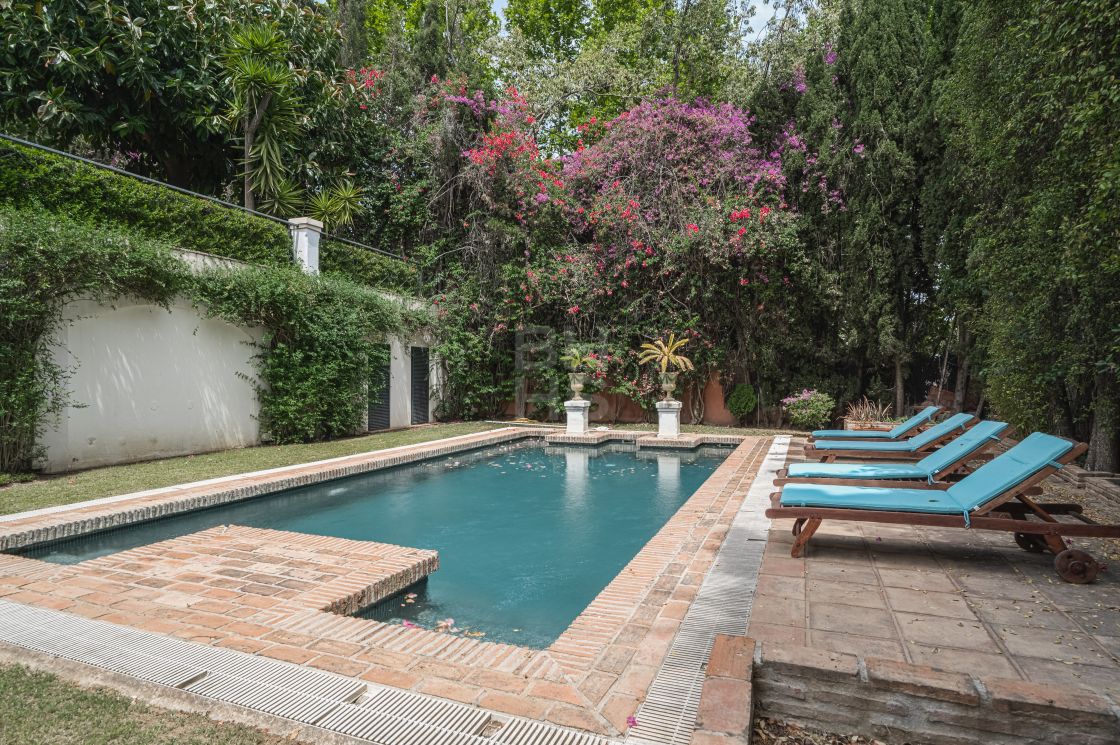 Elegant family villa with separate apartment in La Carolina, Marbella's Golden Mile