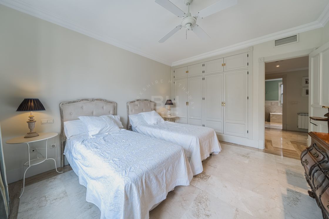Elegant family villa with separate apartment in La Carolina, Marbella's Golden Mile