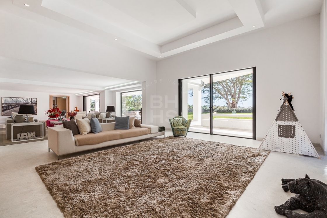 An exquisite 6 bedroom mediterranean style villa within a short distance from the beach in Atalaya/ Estepona.